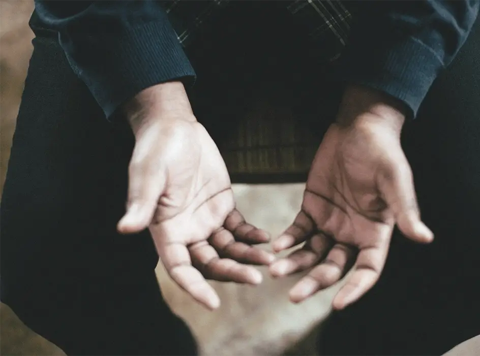 Otwarte dłonie w geście gotowości i obecności – ujęcie pełne spokoju