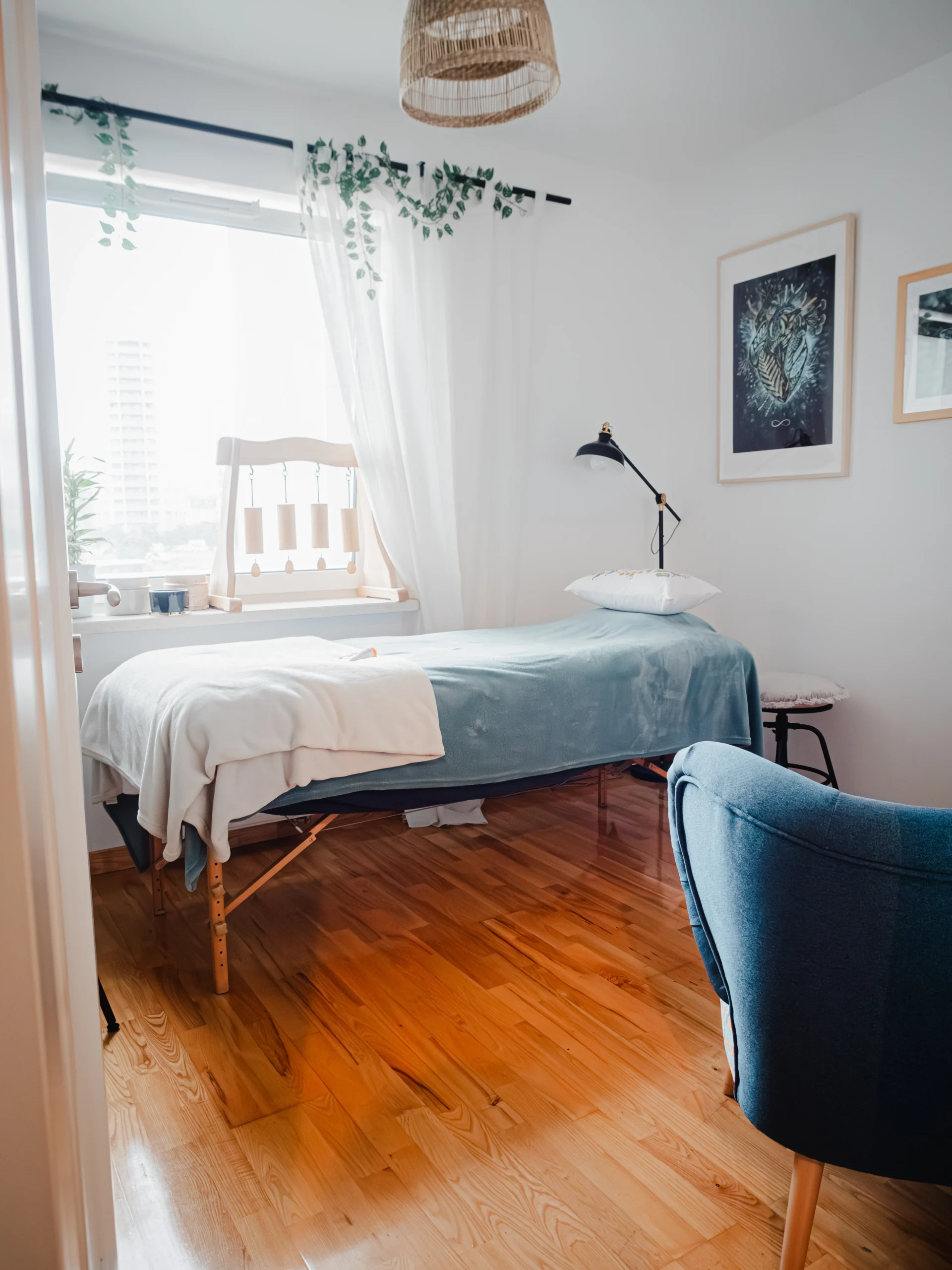 asny, spokojny pokój z łóżkiem do terapii czaszkowo-krzyżowej, urządzony w naturalnym stylu.