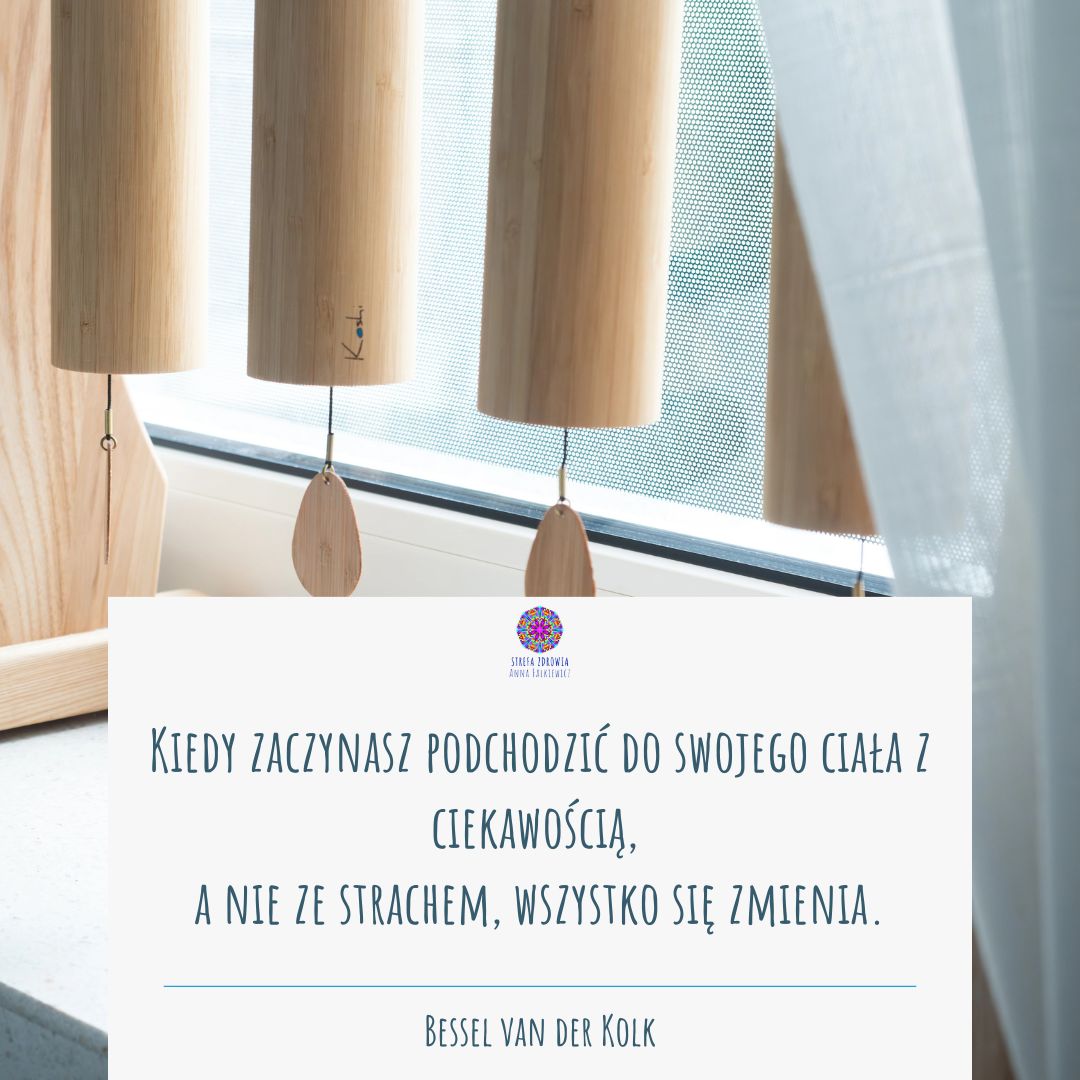 Cytat Bessela van der Kolka na tle dzwonków Koshi: „Kiedy zaczynasz podchodzić do swojego ciała z ciekawością, a nie ze strachem, wszystko się zmienia.”
