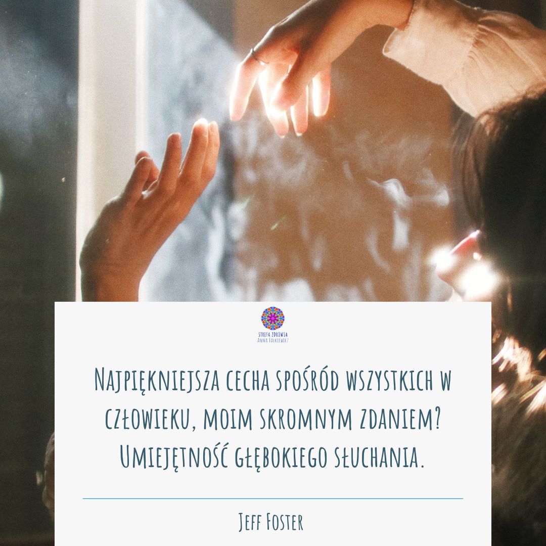 Cytat Jeffa Fostera na tle dłoni sięgających po siebie w świetle: „Najpiękniejsza cecha spośród wszystkich w człowieku? Umiejętność głębokiego słuchania.”