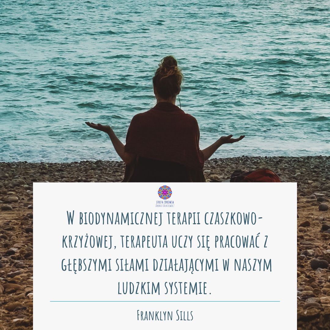 Cytat Franklyna Sillsa na tle osoby medytującej nad morzem: „W biodynamicznej terapii czaszkowo-krzyżowej terapeuta uczy się pracować z głębszymi siłami działającymi w ludzkim systemie.”